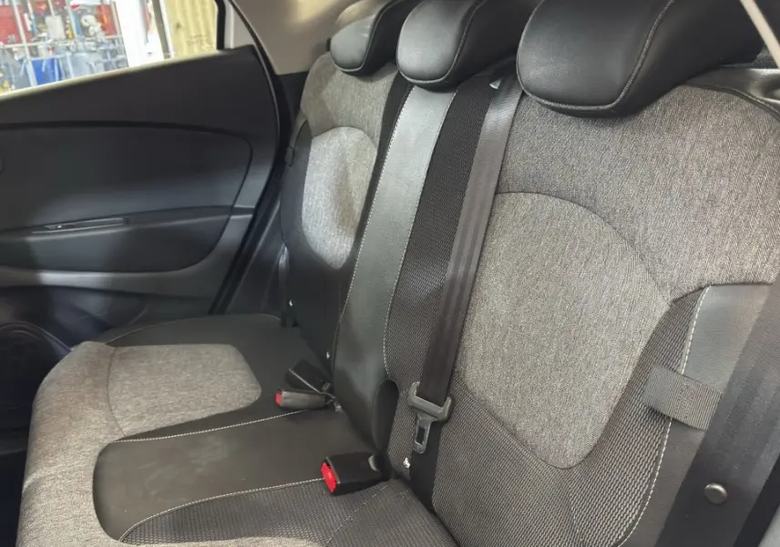 Vue intérieure côté droit montrant la banquette arrière gris foncé et noir du Renault Captur Intens 2019.
