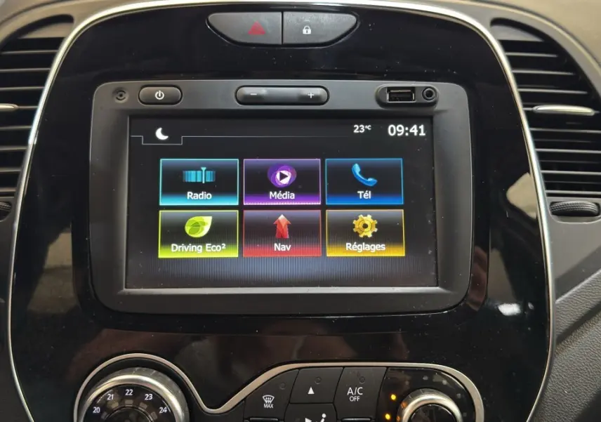 Vue rapprochée de l’écran tactile central noir du tableau de bord du Renault Captur Intens blanc de 2019.