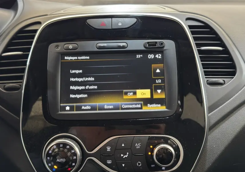 Vue rapprochée du tableau de bord noir du Renault Captur Intens 2019 avec écran tactile affichant les réglages système.