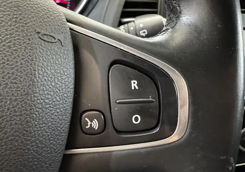 Gros plan sur le volant cuir noir du Renault Captur Intens 2019, avec commandes multifonctions visibles.