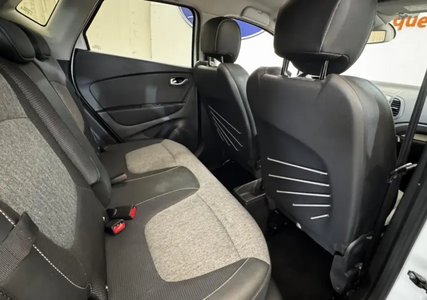 Vue intérieure arrière côté droit du Renault Captur blanc 2019, banquette tissu gris et noir avec appuie-têtes.