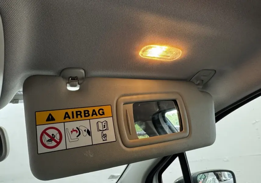 Détail intérieur du pare-soleil côté conducteur avec miroir éclairé du Renault Captur blanc Intens TCe 90 2019.