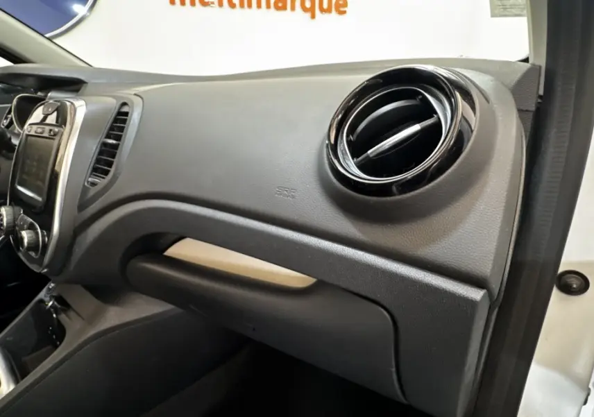Vue intérieure côté passager du tableau de bord noir du Renault Captur blanc Intens TCe 90 de 2019.