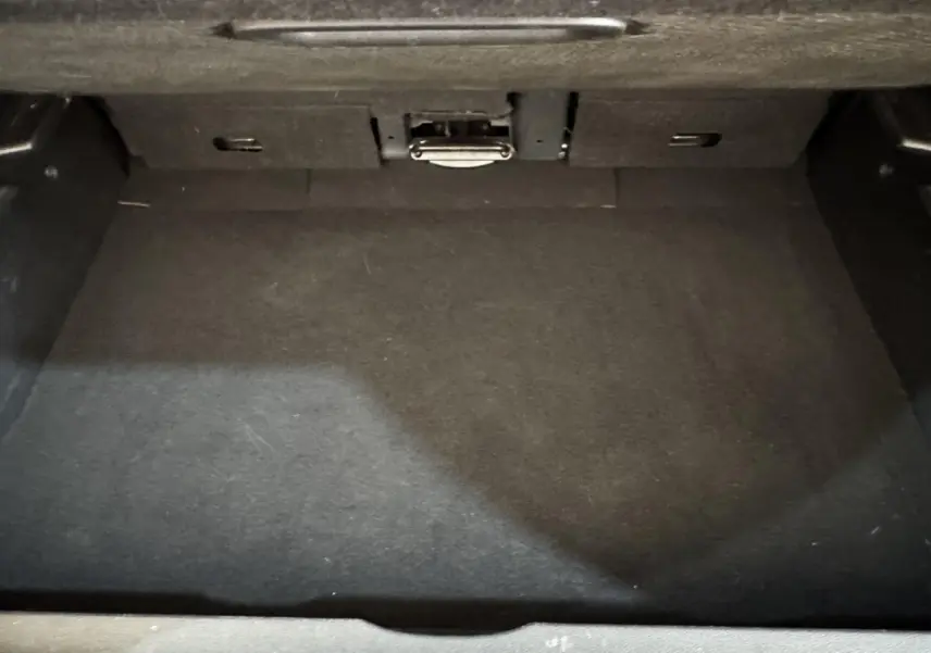 Coffre vide en vue plongeante du Renault Captur Intens blanc de 2019, montrant la surface plane et les fixations Isofix.