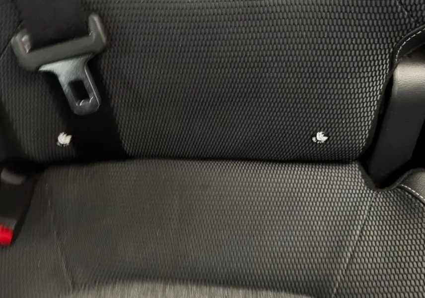 Gros plan sur la banquette arrière noire du Renault Captur Intens TCe 90 de 2019 avec ceinture de sécurité visible.