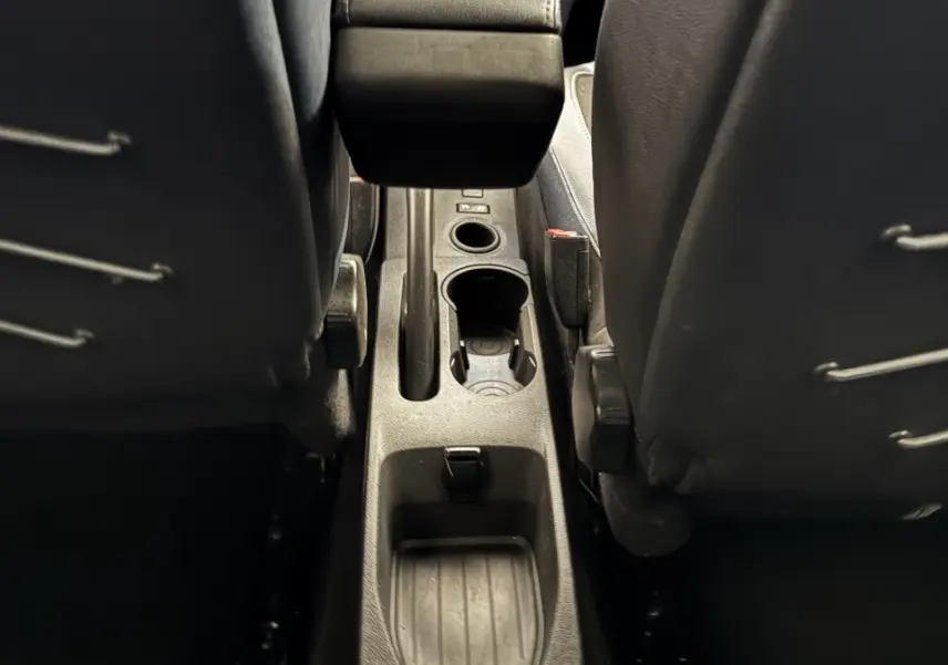 Vue rapprochée de la console centrale arrière entre les sièges noirs du Renault Captur Intens TCe 90 2019.