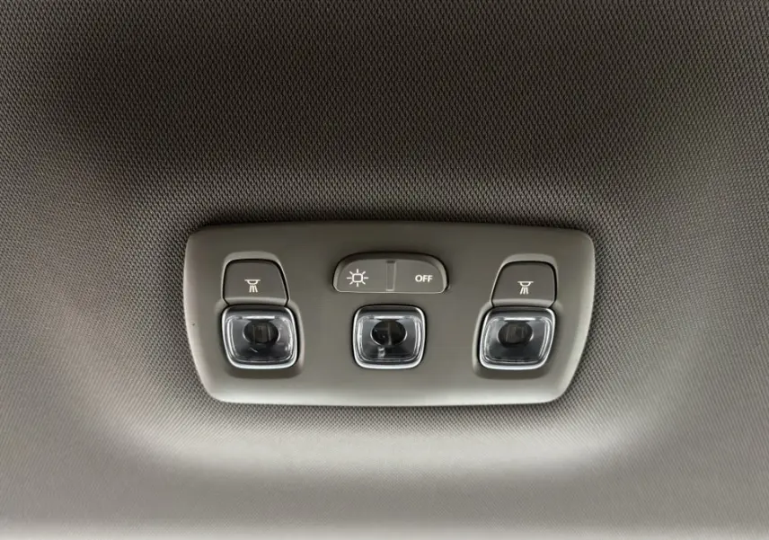 Plafonnier avec trois boutons d'éclairage intérieur sur Renault Captur Intens blanc, vue en contre-plongée.