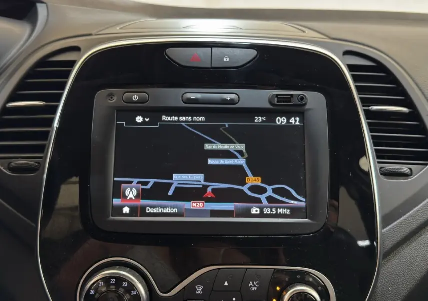 Écran tactile central du tableau de bord du Renault Captur Intens 2019 affichant la navigation GPS.