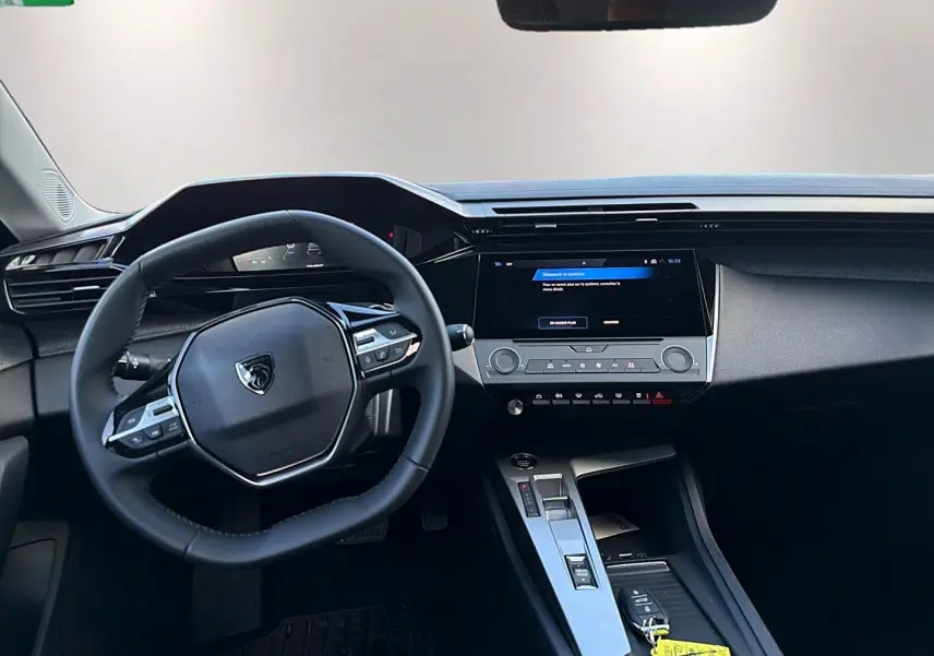 Intérieur de la Peugeot 308 1.5 BlueHDi 130 allure eat8, vue du poste de conduite avec volant multifonction et écran tactile.