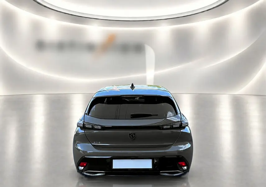 Vue arrière d'une Peugeot 308 gris selenium 2025 avec feux LED et double sortie d'échappement chromée.