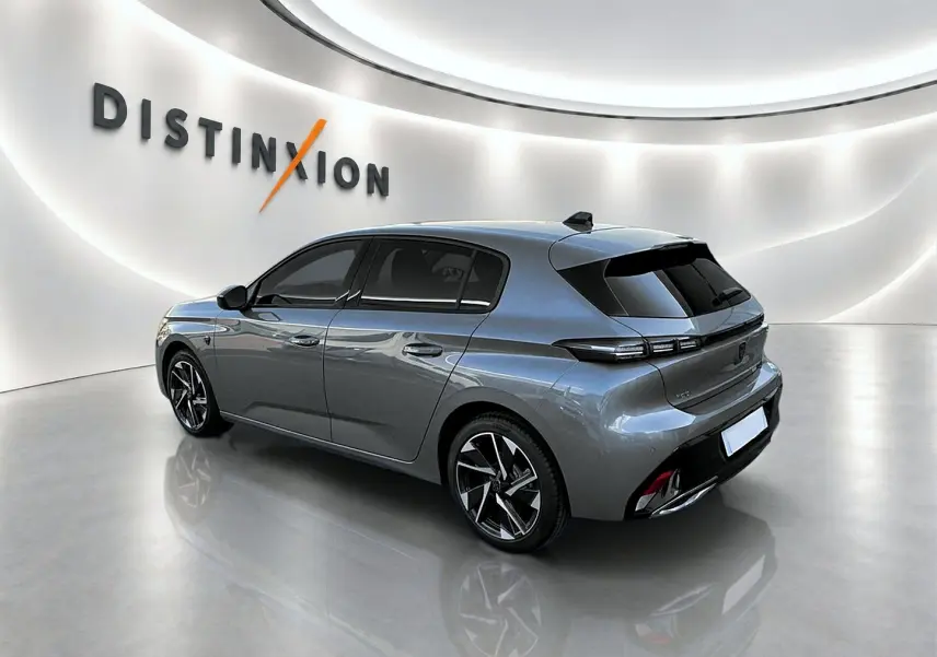 Peugeot 308 gris selenium vue 3/4 arrière droit, avec jantes alliage et vitres arrière surteintées.
