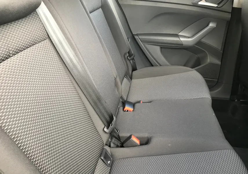Vue latérale droite de la banquette arrière en tissu noir du Volkswagen T-Cross 2020 avec ceintures et boucle de sécurité visibles.