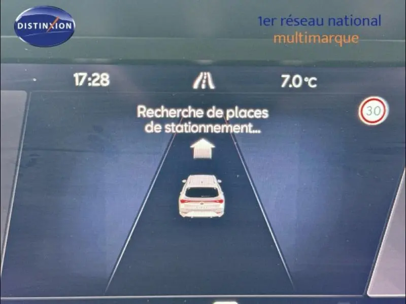 Écran tactile du système de navigation affichant la recherche de places de stationnement sur une CUPRA Leon 2024.