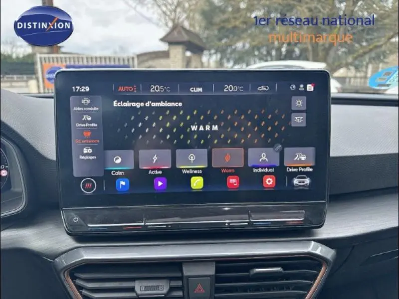 Écran tactile central du tableau de bord de la CUPRA Leon 1.5 eTSI 2024 avec réglage d’éclairage d’ambiance WARM