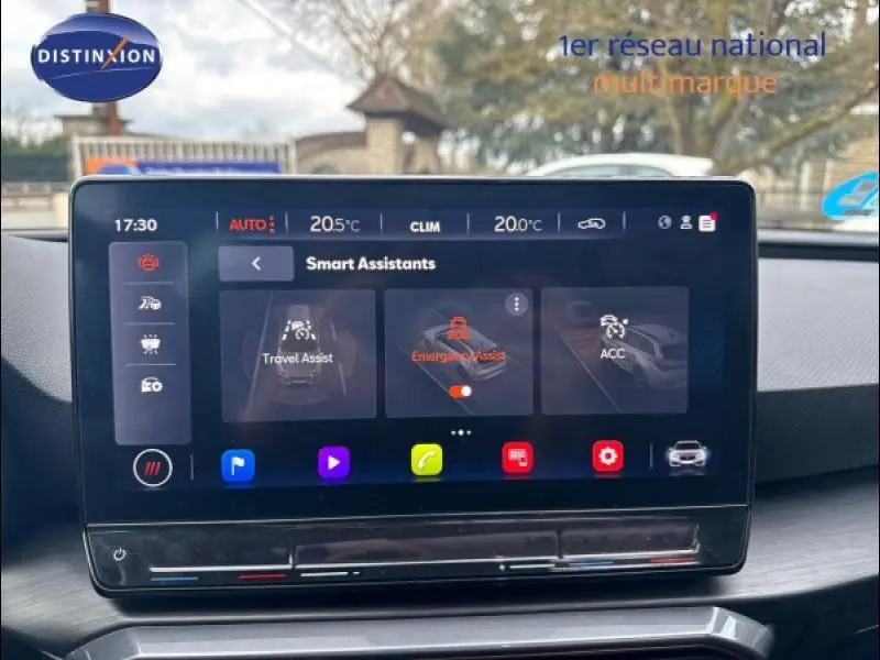 Écran tactile central affichant les assistants intelligents dans l'habitacle d'une CUPRA Leon 2024.