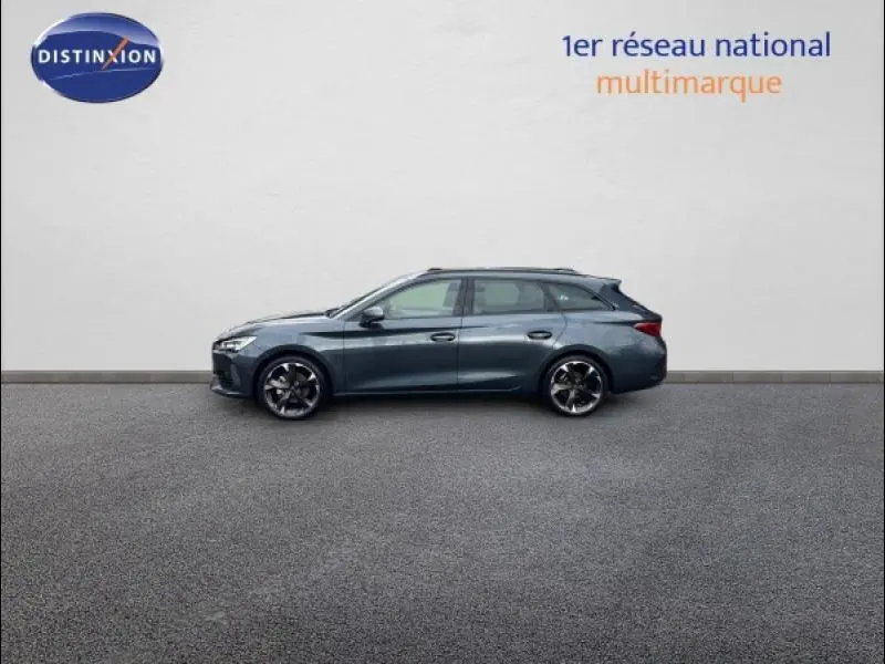 Profil côté gauche de la CUPRA Leon 2024 gris magnétique mat avec jantes alu et toit ouvrant panoramique visible