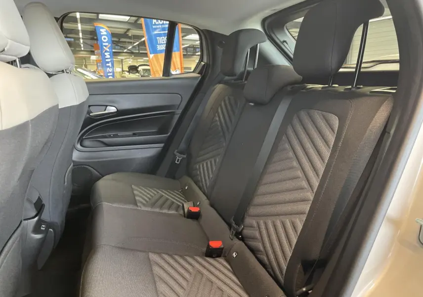 Vue intérieure côté droit des sièges arrière en tissu noir avec motifs géométriques d'une Fiat 600 beige métallisé.