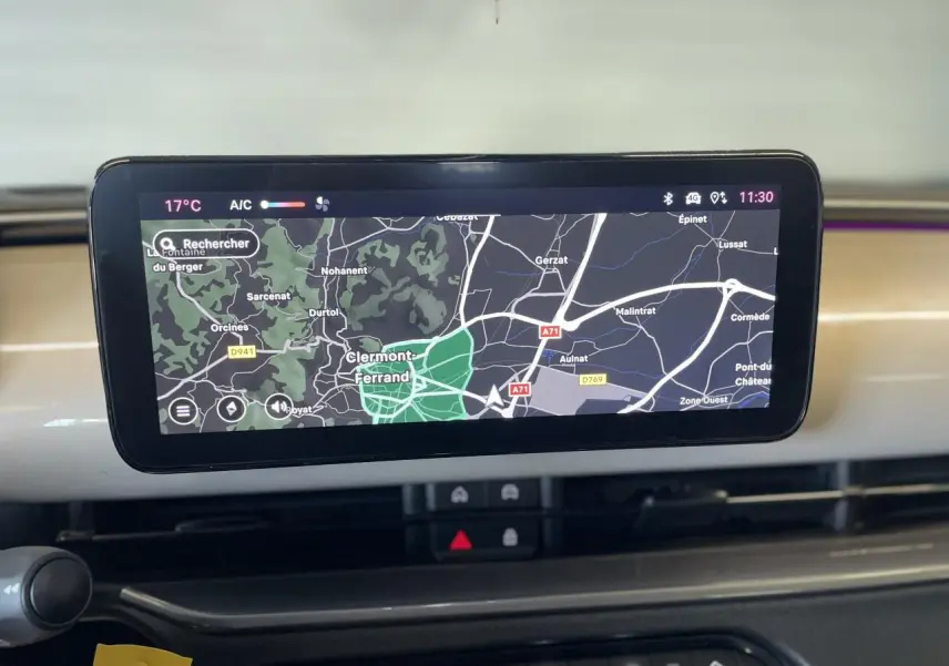 Écran tactile du système de navigation du tableau de bord beige métallisé de la FIAT 600 Hybrid 2025.