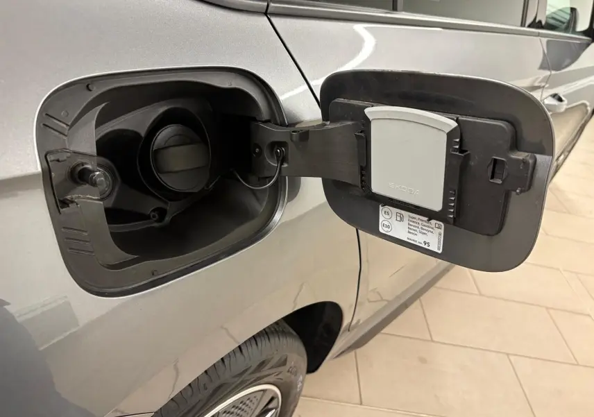 Détail de la trappe à carburant ouverte côté gauche sur un Skoda Kamiq 1.5 TSI 150 DSG7 Monte Carlo gris graphite 2024.