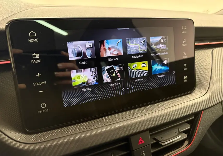 Écran tactile central du Skoda Kamiq Monte Carlo 2024 en gris graphite, avec interface multimédia et finition carbone.