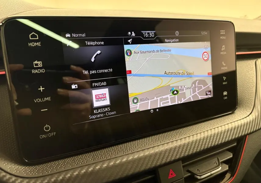 Écran tactile central du Skoda Kamiq Monte Carlo 2024 avec navigation et interface multimédia en vue rapprochée.