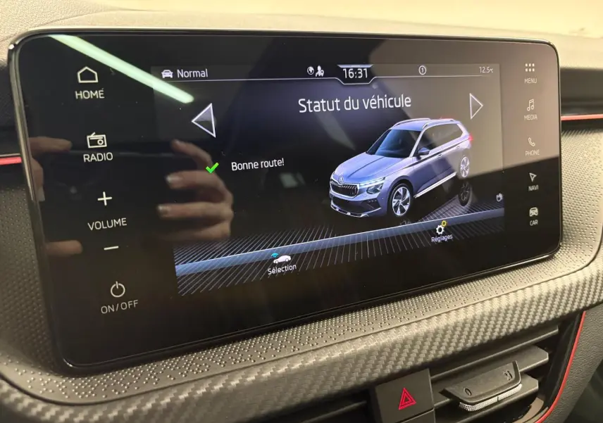 Écran central tactile du Skoda Kamiq Monte Carlo 2024 affichant le statut du véhicule en vue rapprochée intérieure.