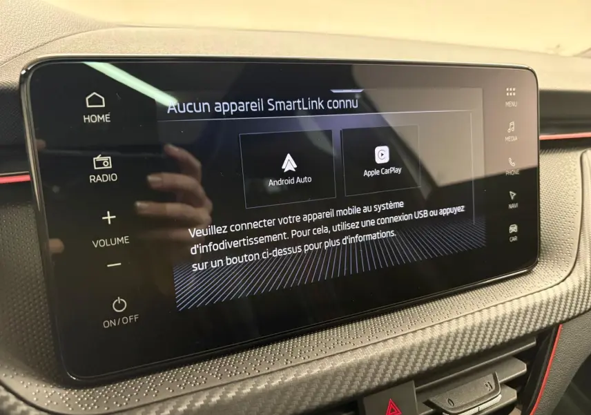 Écran tactile central du Skoda Kamiq Monte Carlo 2024, affichant les options Android Auto et Apple CarPlay.