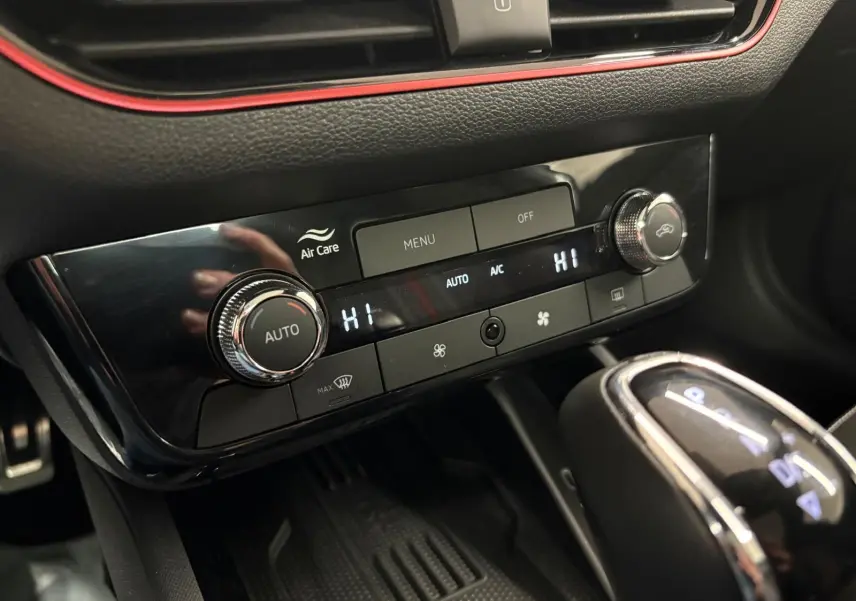 Détail de la console centrale du Skoda Kamiq Monte Carlo 2024 en gris graphite, montrant la climatisation automatique et le levier de vitesse.