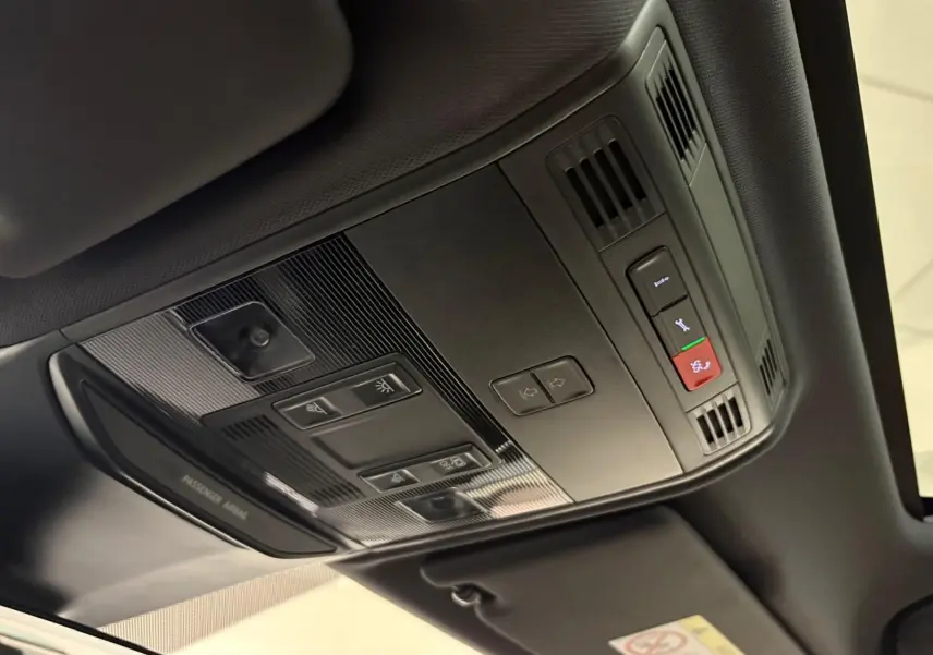 Vue en gros plan du plafonnier noir du Skoda Kamiq 2024 Monte Carlo avec commandes d’éclairage et d’alerte.