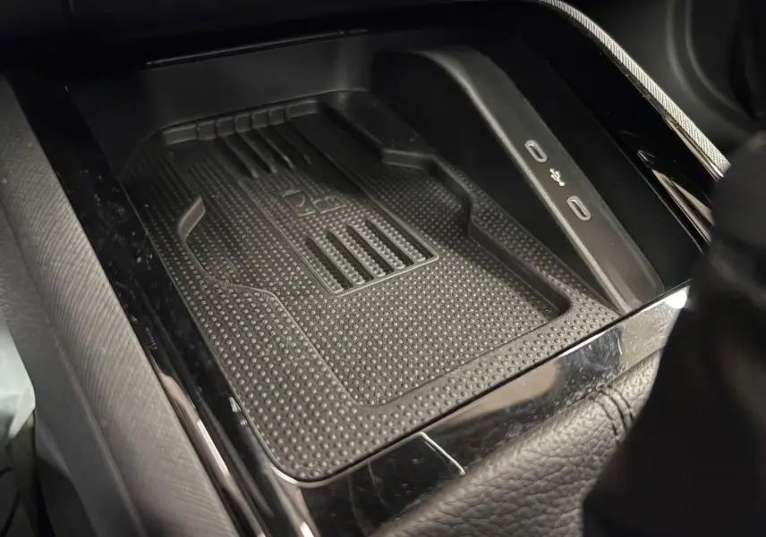 Gros plan sur le chargeur sans fil et ports USB-C du Skoda Kamiq 2024 Monte Carlo en gris graphite.