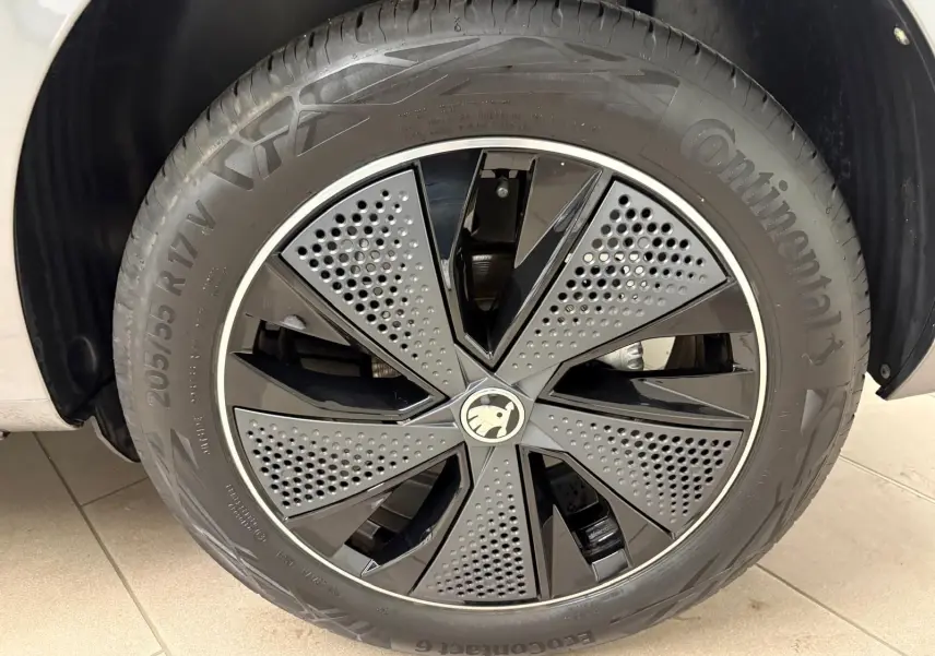 Gros plan sur la roue arrière gauche du Skoda Kamiq gris graphite 2024, version Monte Carlo.