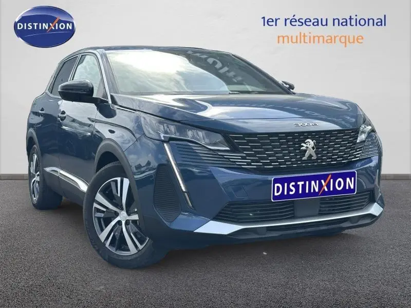 Peugeot 3008 Hybride bleu en 3/4 avant droit, avec calandre distinctive et feux LED verticaux.
