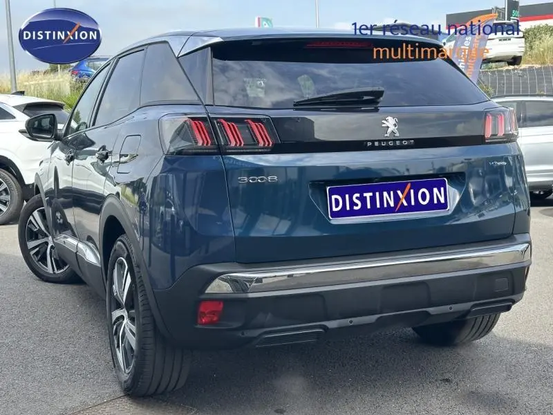 Vue 3/4 arrière droite d'un Peugeot 3008 bleu avec feux arrière LED caractéristiques et jantes alliage.
