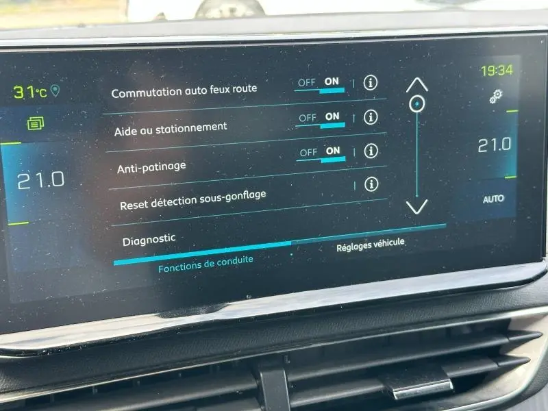 Écran tactile du tableau de bord du Peugeot 3008 hybride rechargeable montrant les réglages d'aides à la conduite.