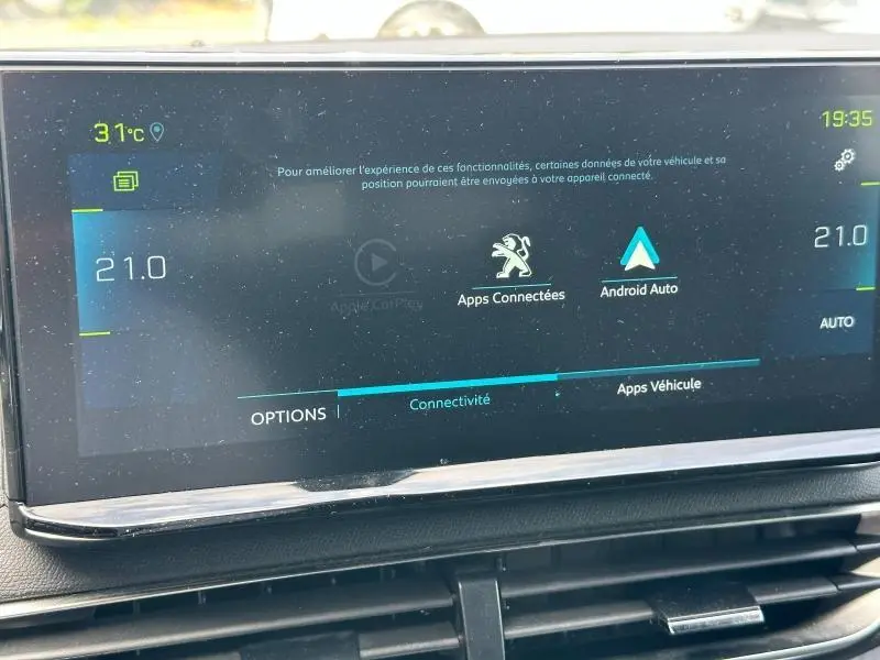 Écran tactile central du tableau de bord du Peugeot 3008 hybride rechargeable 2024 affichant les options de connectivité.