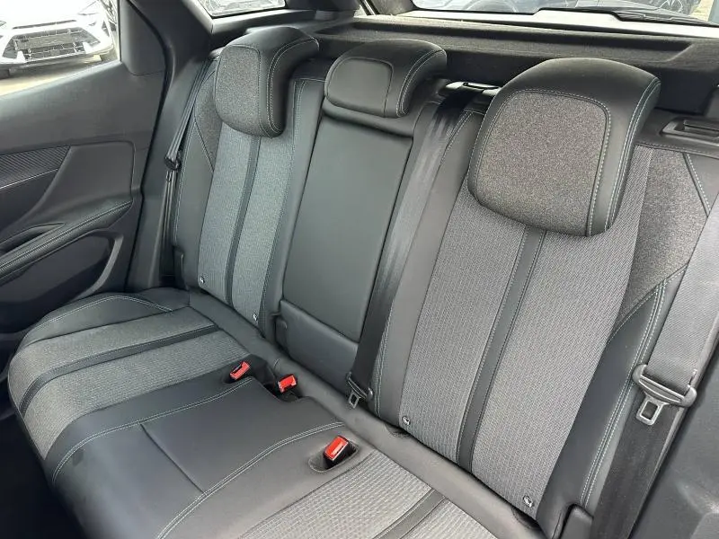 Vue intérieure côté arrière droit montrant la banquette tissu gris et noir du Peugeot 3008 hybride rechargeable 2024.