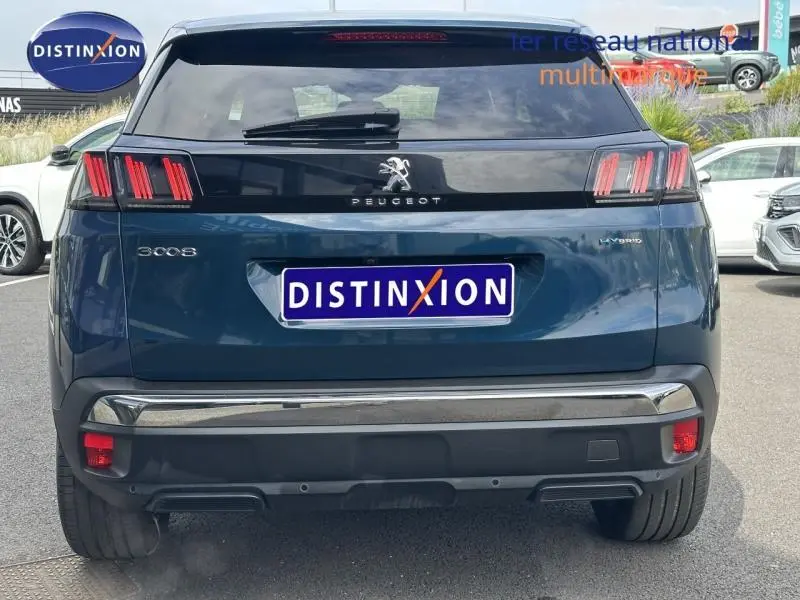 Vue arrière d'un Peugeot 3008 hybride rechargeable bleu avec feux arrière LED distinctifs et logo central.