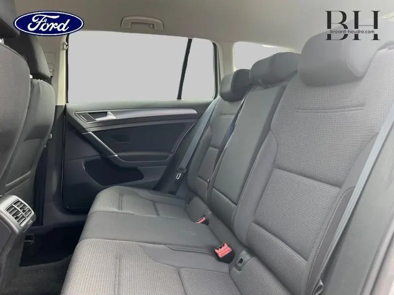 Vue intérieure côté droit de la banquette arrière grise de la Volkswagen Golf SW 2019 avec appuie-têtes et ceintures visibles.