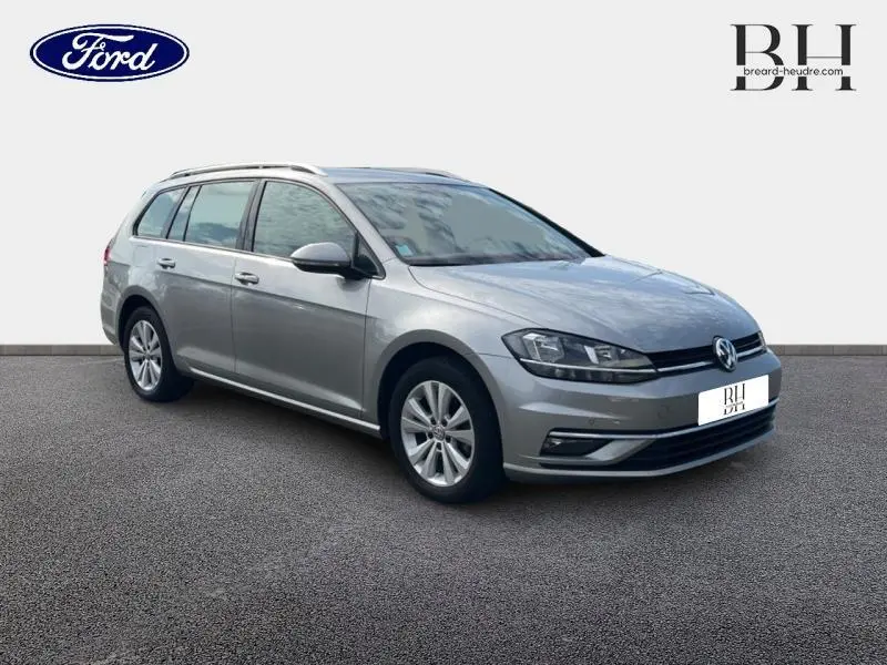 Volkswagen Golf SW gris Tungsten vue 3/4 avant droit, avec jantes alu et feux LED allumés.