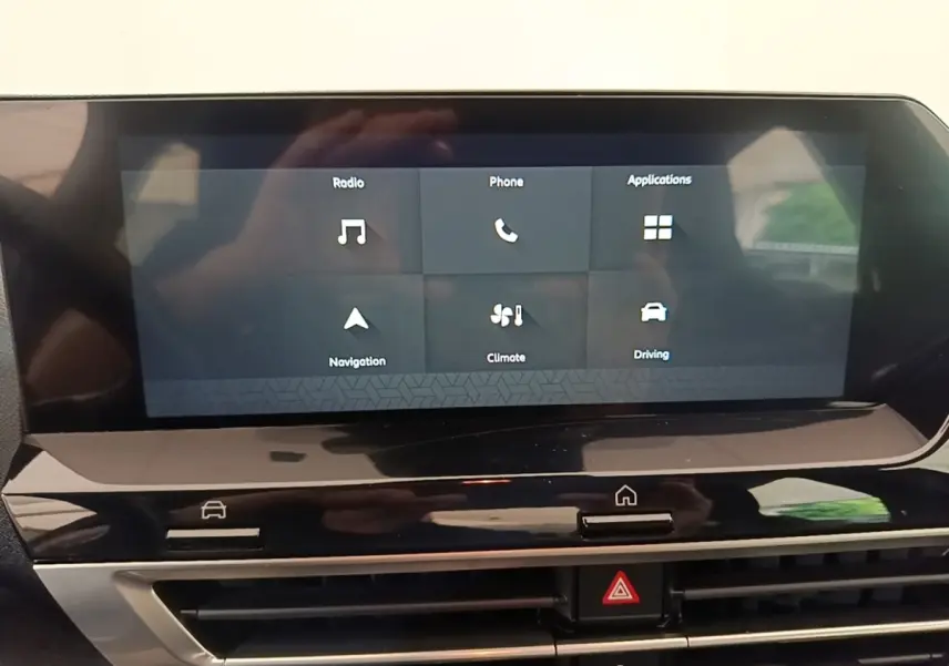 Écran tactile central affichant les menus radio, téléphone, navigation et climatisation dans une Citroën C4 X noire.