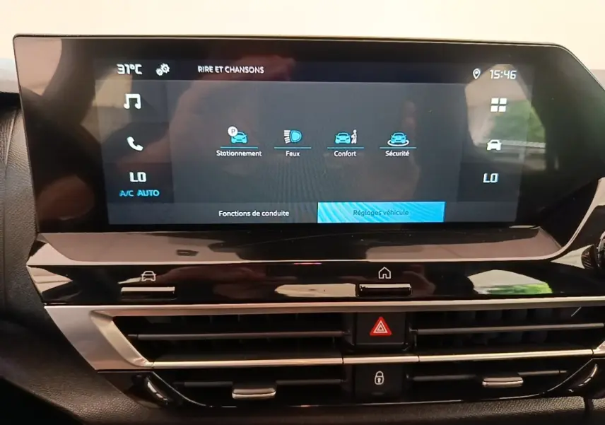 Écran tactile central de 10 pouces affichant les réglages véhicule dans l'habitacle noir du Citroën C4 X 2023.