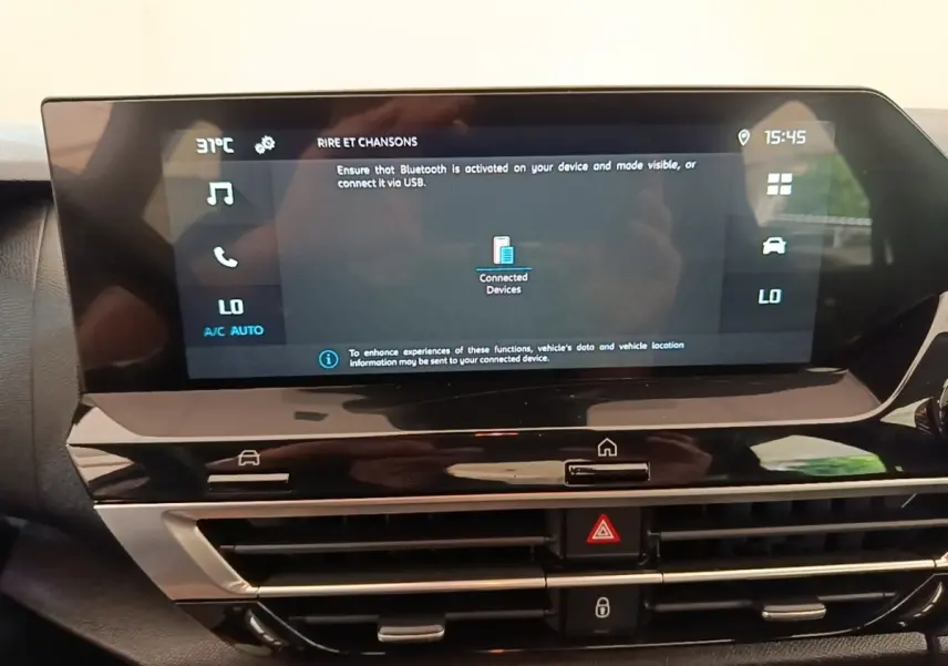 Écran tactile central de la Citroën C4 X noire, affichant la connexion Bluetooth, vue intérieure frontale.