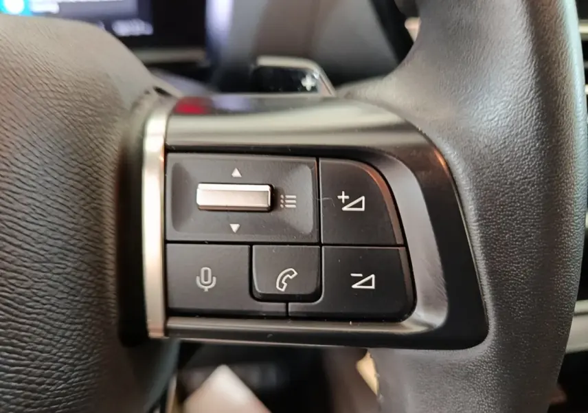 Gros plan sur les commandes multifonctions du volant cuir noir de la Citroën C4 X PureTech 130 Feel Pack 2023.