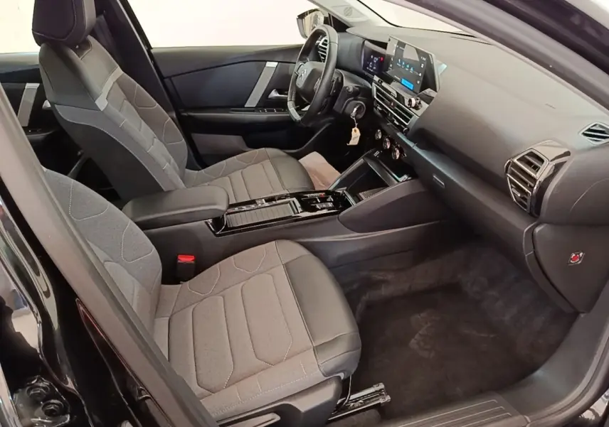 Intérieur de la Citroën C4 X noir, vue côté droit, avec sièges tissu-cuir et tableau de bord digital.
