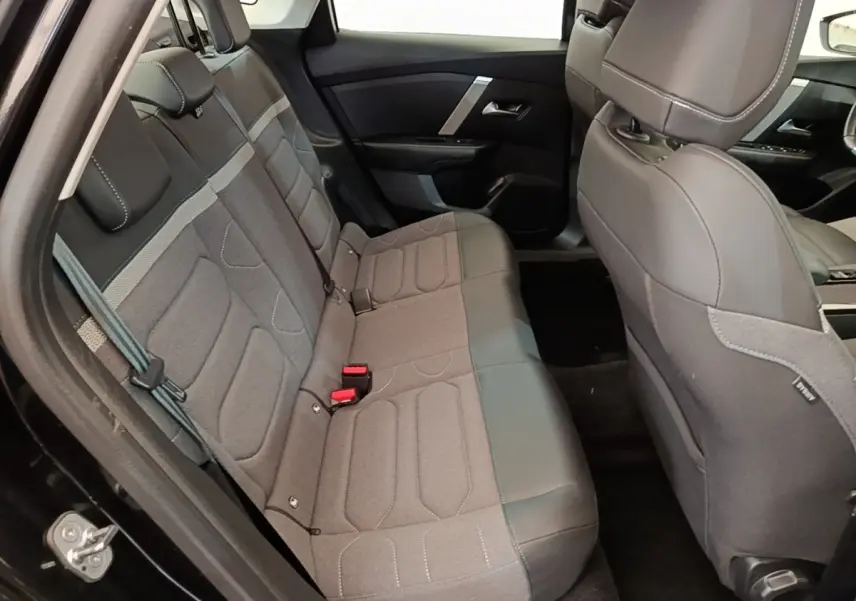Vue intérieure côté gauche sur la banquette arrière grise et noire de la Citroën C4 X PureTech 130 2023.
