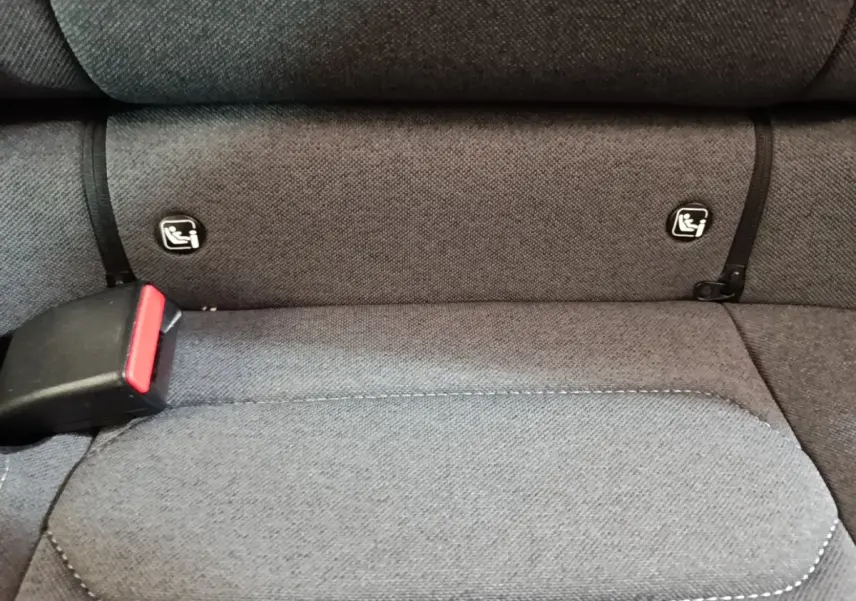 Détail de la banquette arrière grise avec fixation Isofix et boucle de ceinture visible dans une Citroën C4 X noire.