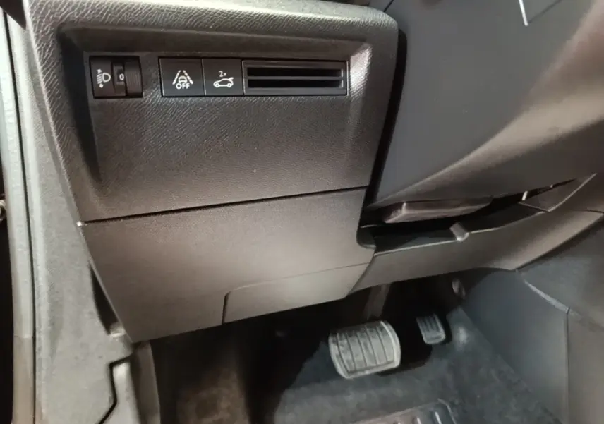 Vue rapprochée des commandes côté gauche sous le tableau de bord noir de la Citroën C4 X 2023 PureTech 130.