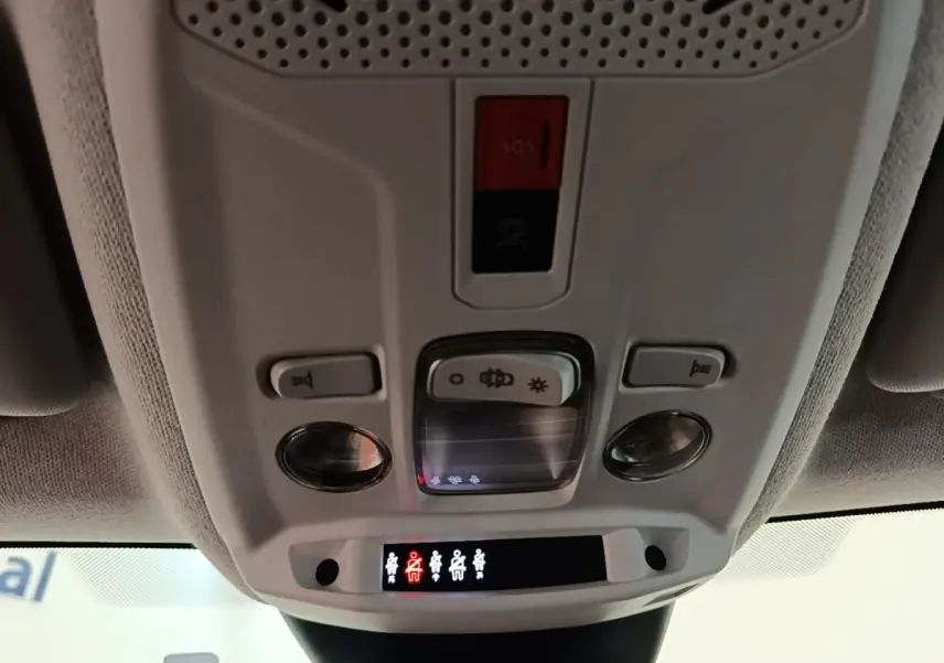 Vue intérieure du plafonnier avec commandes d’éclairage et alerte ceinture dans une Citroën C4 X noire.