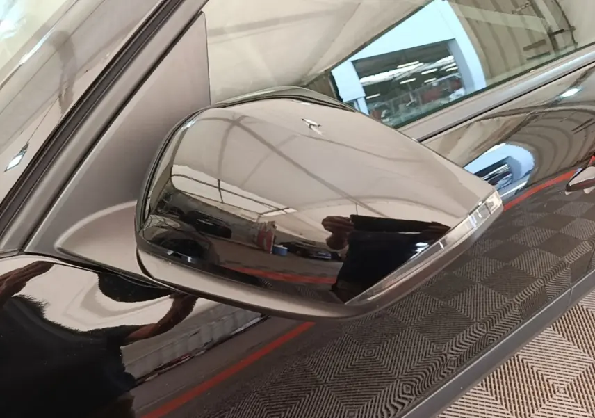 Rétroviseur noir côté gauche de la Citroën C4 X 2023 PureTech, avec clignotant intégré, vue rapprochée.