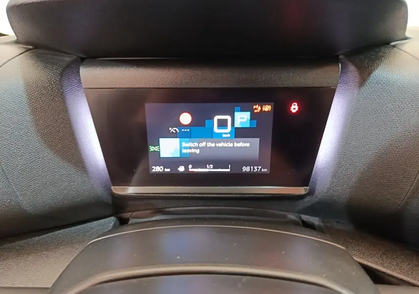 Affichage numérique du combiné d'instruments de la Citroën C4 X PureTech 130, vue frontale rapprochée.